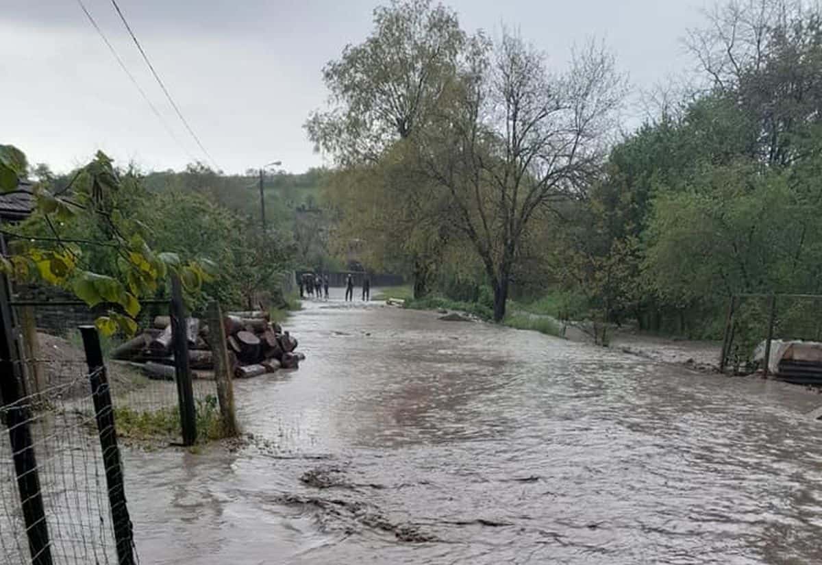 Cod galben și portocaliu de inundații în bazine hidrografice din mai multe județe