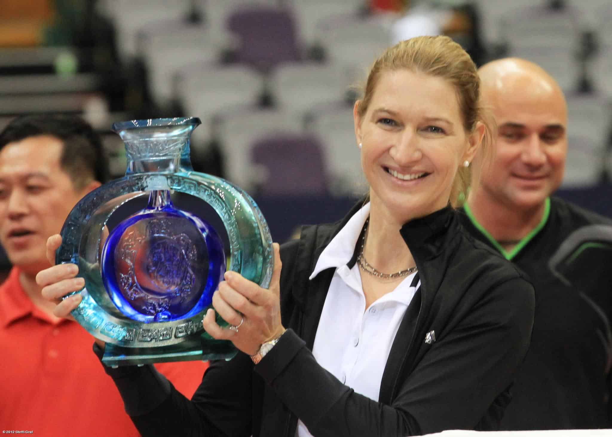 Andre Agassi și Steffi Graf, show demonstrativ de tenis de excepție la Cluj - joacă în premieră în România, la Cluj-Napoca, în 15 iunie.