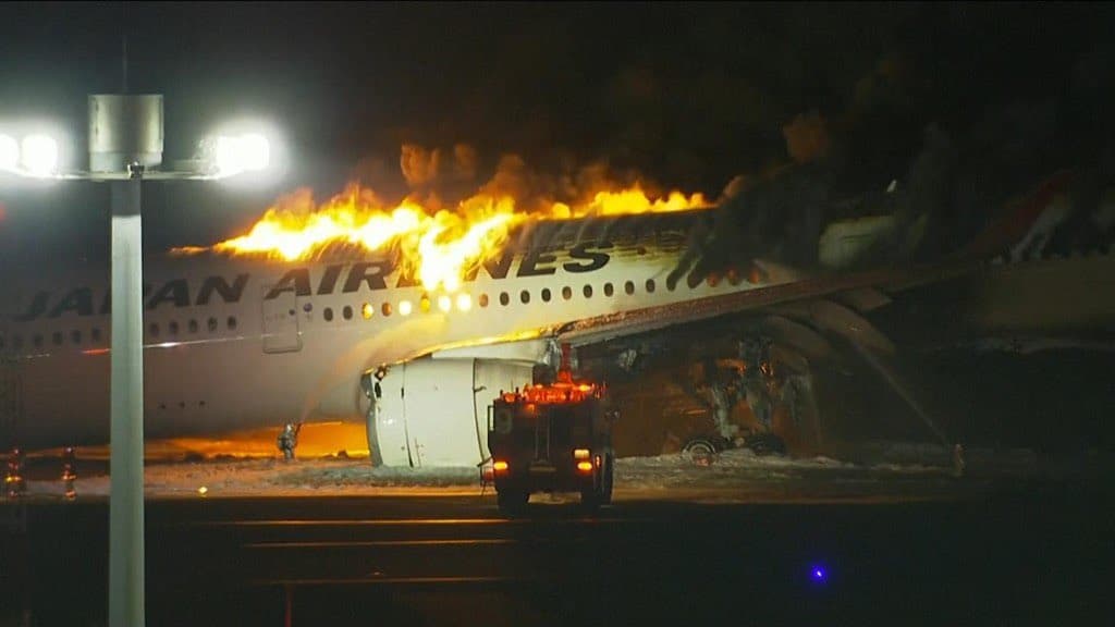 Două avioane s-au ciocnit pe aeroportul din Tokyo