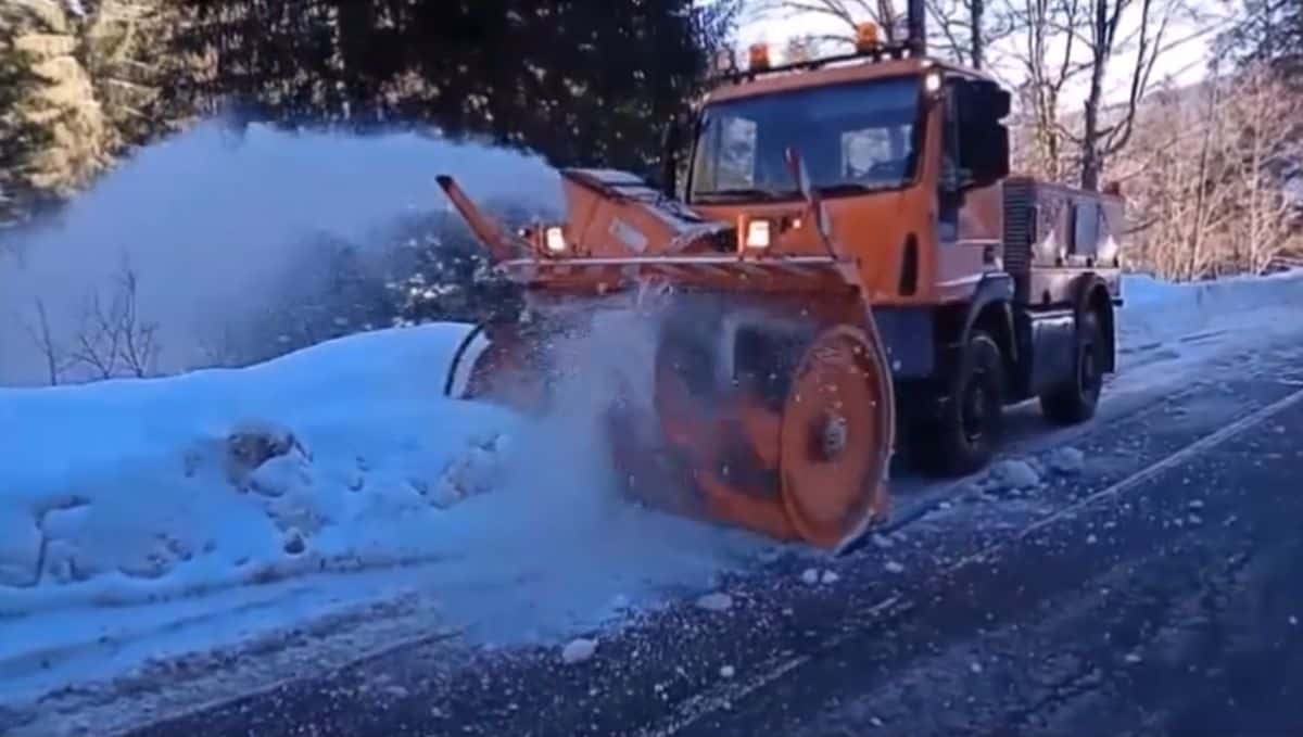 Se circulă în condiţii de iarnă pe mai multe drumuri din judeţele Buzău, Iaşi, Maramureş şi Mureş