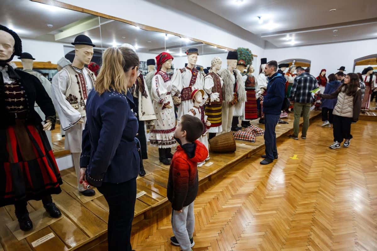 Elevii din Cluj-Napoca vor primi de la administrația locală vouchere pentru cultură și sport