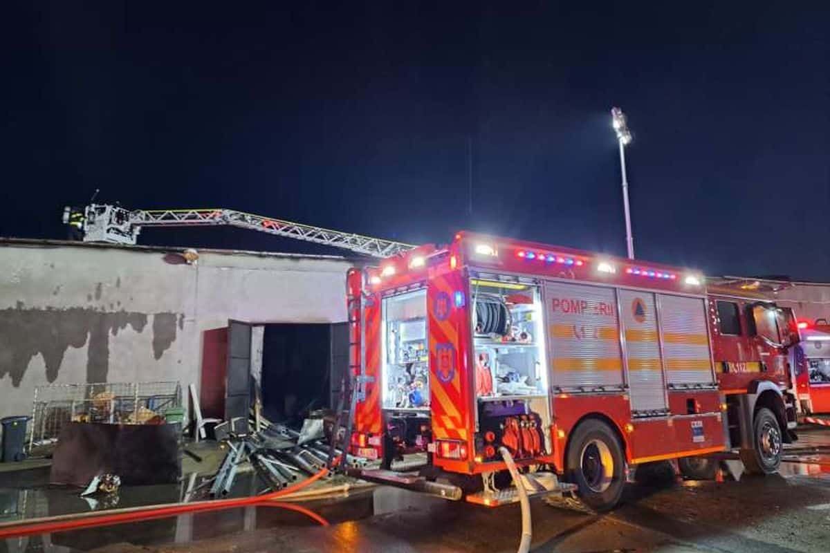 Incendiu de proporții la o hală de mărfuri din Timiș. Aproape 150 de persoane, evacuate