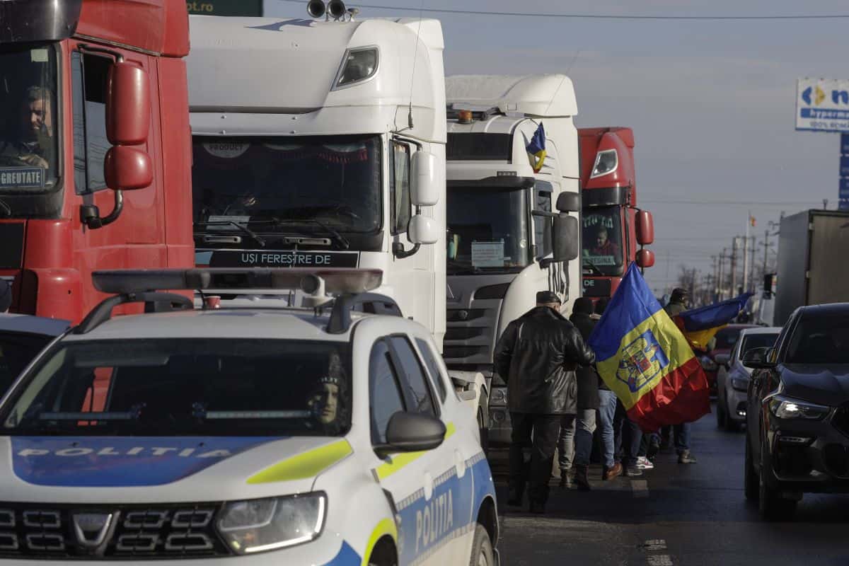 Protestul fermierilor şi transportatorilor. Aproape 250 de camioane blocate în vama Siret