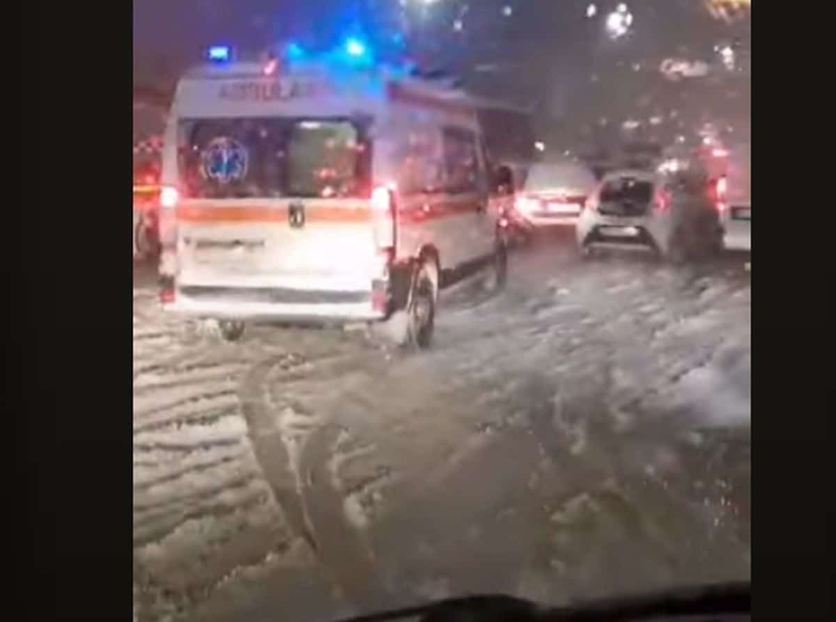 „Lucrez de 17 ani pe ambulanţă, dar nu am mai văzut aşa ceva”. Calvarul din traficul din Iași în timpul viscolului