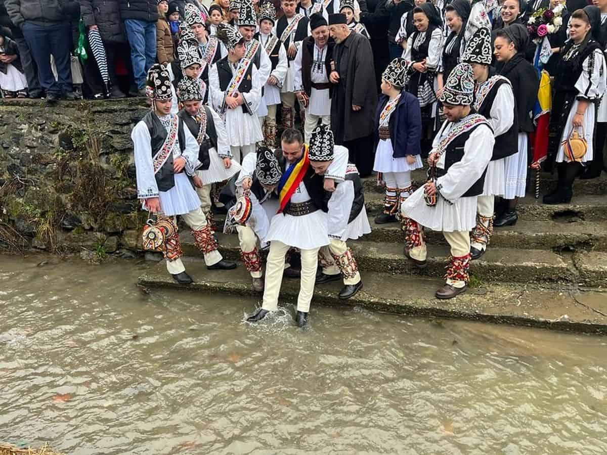 Udatul Ionilor, obicei unic în ţară, păstrat într-un sat din Transilvania Sursa foto: Centrul Creaţiei Junii Sibiu / Facebook