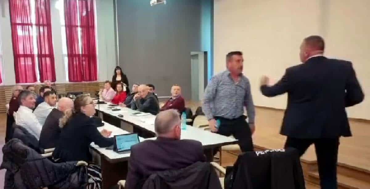 VIDEO Ședințele CL Curtea de Argeș seamănă a scandaluri între interlopi - înjurături și amenințări între aleșii locali