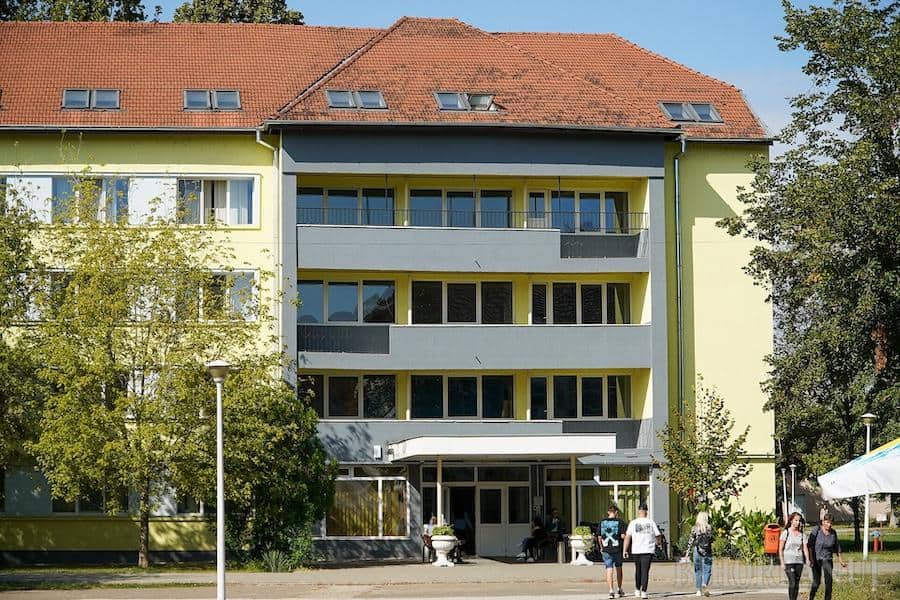 Un student împarte bucătăria cu 70 de colegi și o mașină de spălat cu alți 35 - viața din căminele Universității Oradea