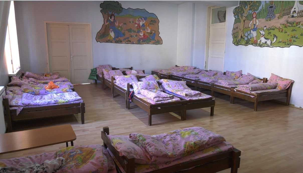 Grădinița la care duci copilul luni dimineață și îl iei vineri seara - De copii se ocupă educatoare, asistente medicale, doctor, bucătărese.