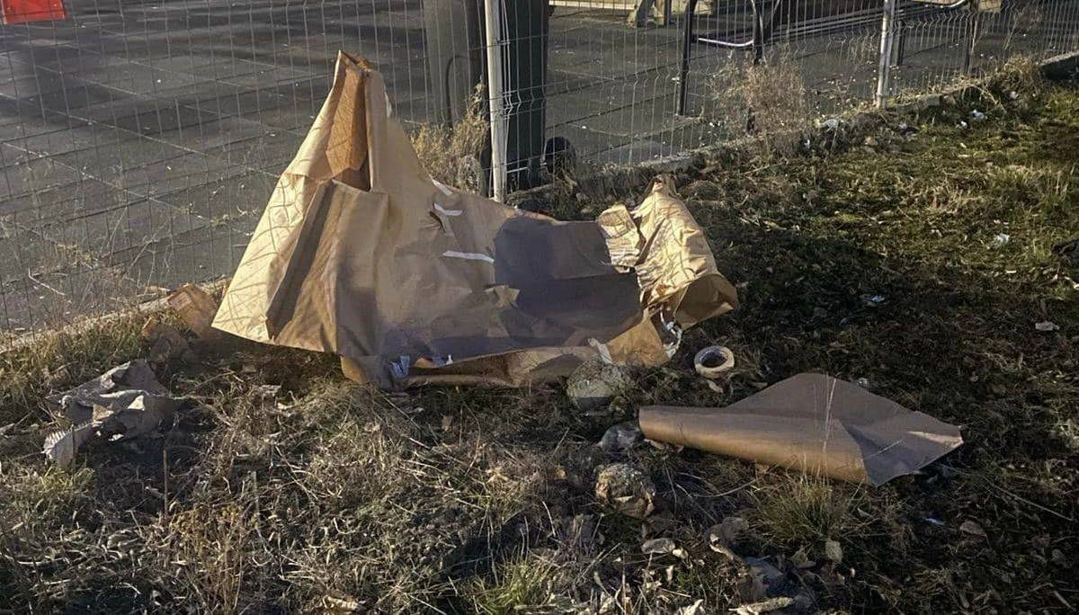 O bucată de tablă desprinsă dintr-un avion a căzut în curtea unei grădinițe din Mureș