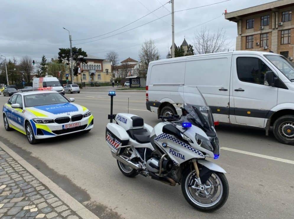 Nu are cine să conducă BMW-urile Poliției ieșene și zac în curte Sursă foto: ziaruldeiasi.ro