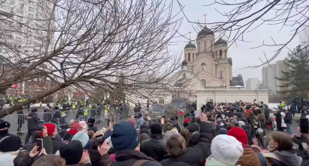 Înmormântarea lui Alexei Navalnîi. Mulțimi de oameni au scandat numele disidentului în timp ce mașina cu trupul lui a sosit la biserica din Moscova (VIDEO)