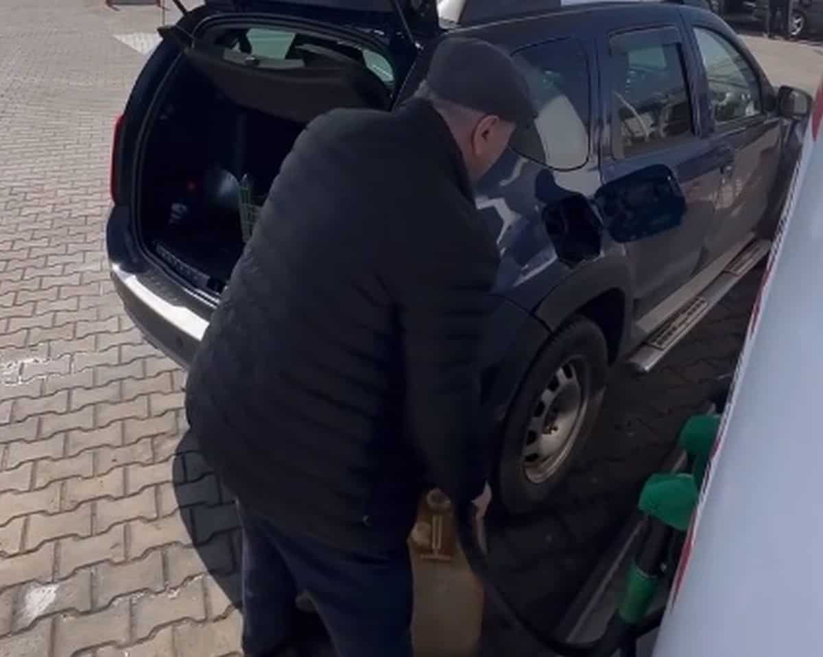 Primarul orașului Panciu, filmat în timp ce punea motorină într-un bidon după ce a alimentat mașina primăriei