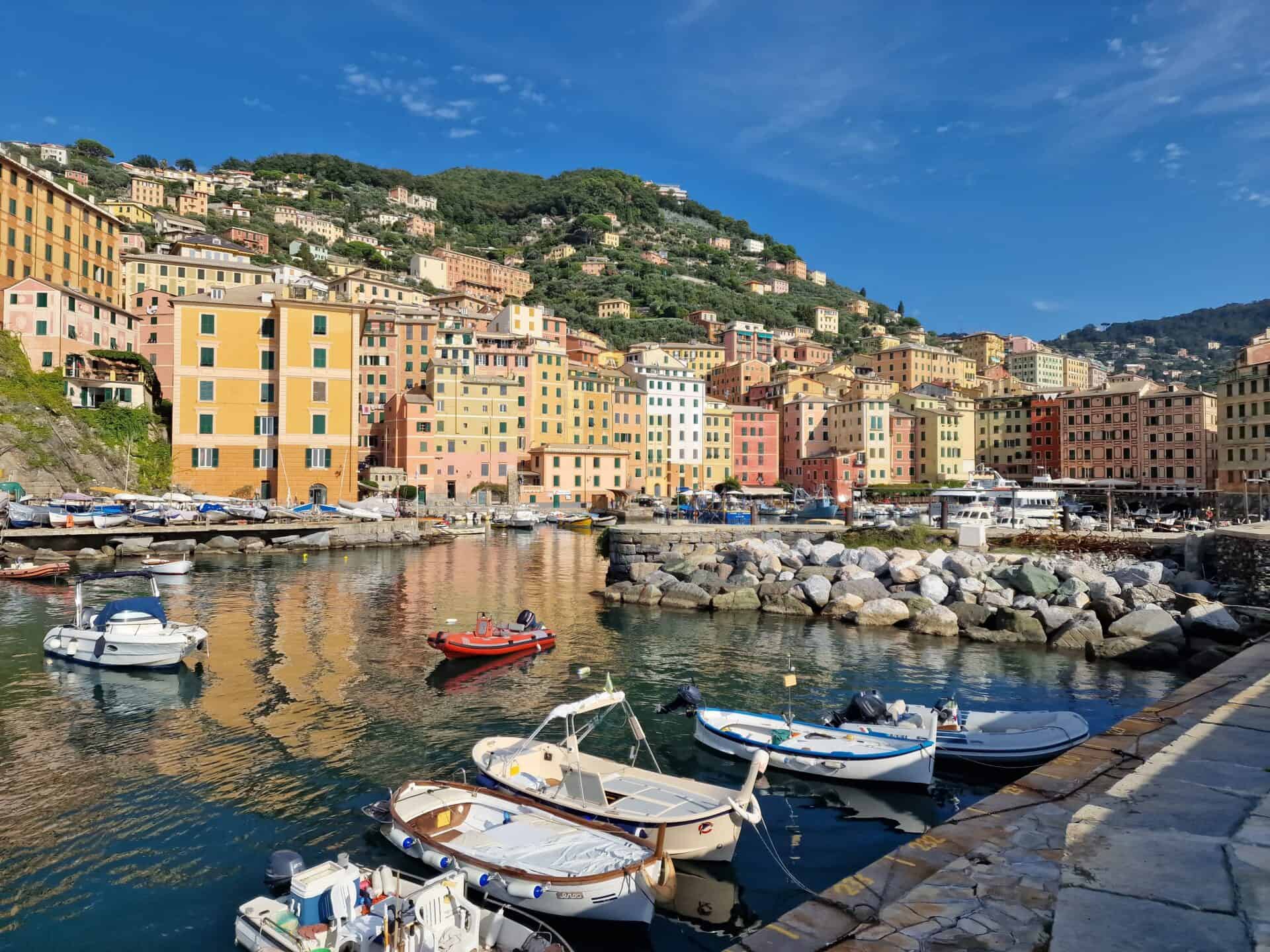 Liguria este un colț pitoresc al Italiei, cunoscut pentru peisajele sale spectaculoase de munte și coasta sa impresionantă.