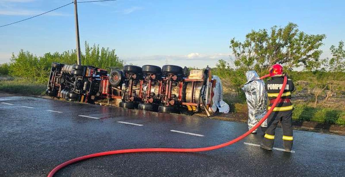 Trafic blocat pe DN2, în Vrancea, după ce o cisternă cu etanol s-a răsturnat. Șoferul a murit | FOTO