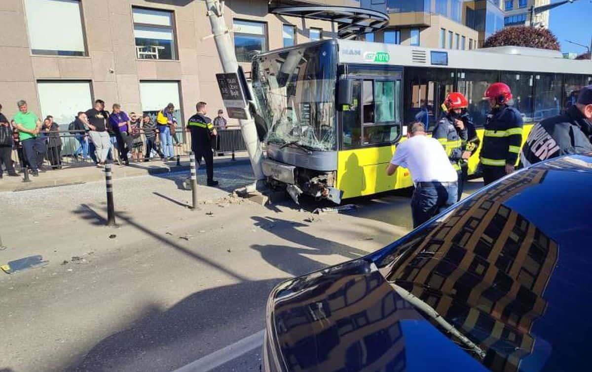 Accident în centrul Iaşiului între un autobuz şi un autoturism. Patru persoane, transportate la spital