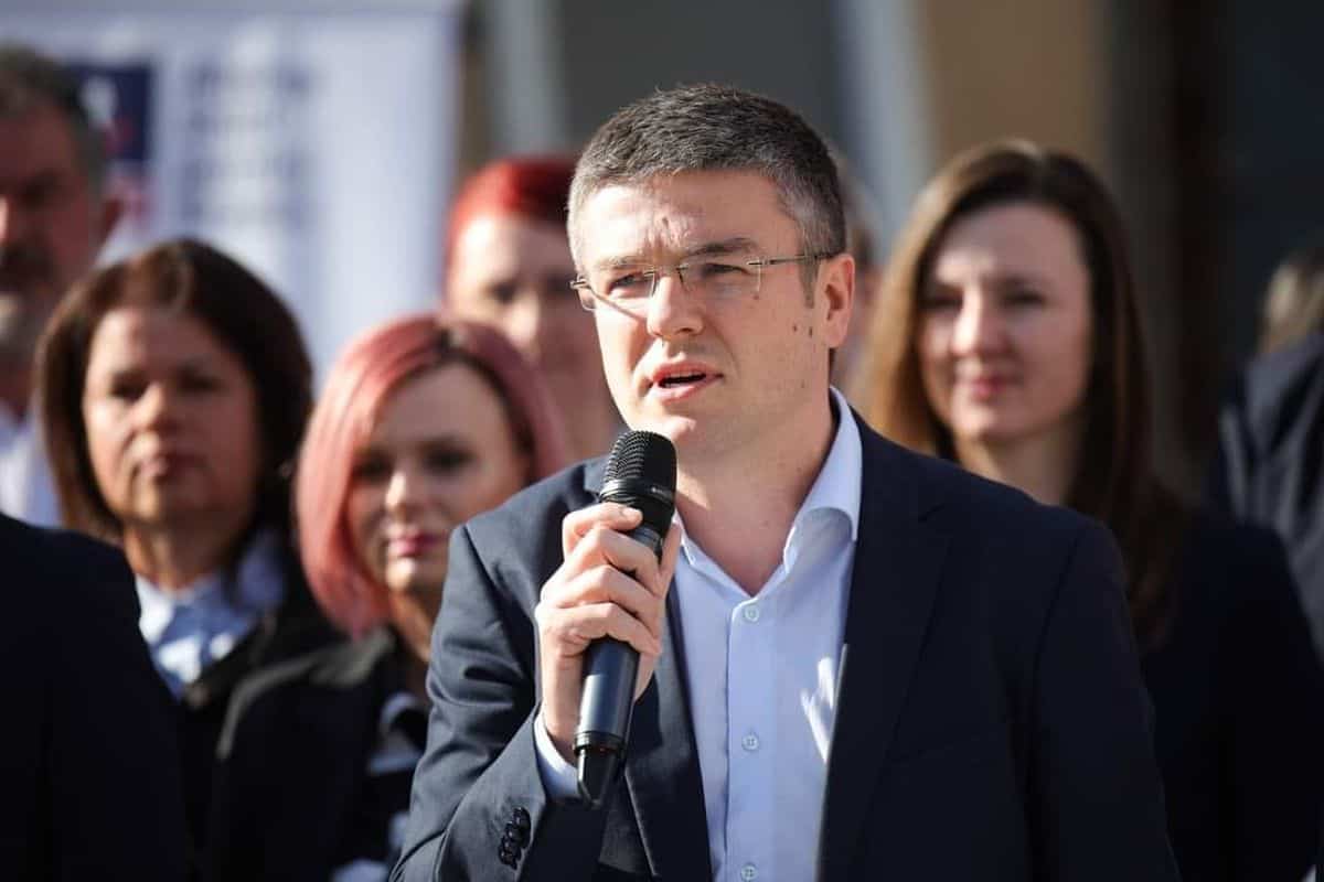 Senatorul USR Irineu Darău îi acuză pe ministrul Adrian Veștea și pe primarul din Râșnov de fapte de corupție. Sesizare la DNA