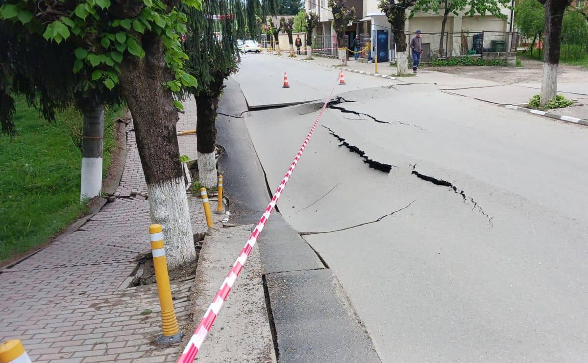 Stradă surpată în Slănic Prahova. Geologi și specialişti de la Institutul pentru Fizica Pământului sunt la faţa locului | FOTO