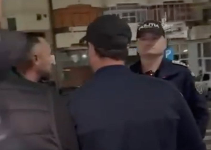 Imagini revoltătoare: un grup de interlopi amenință doi polițiști. Situația scandaloasă a avut loc în localitatea Boldești-Scăeni, județul Prahova, imaginile fiind date publicității de Sindicatul Europol.