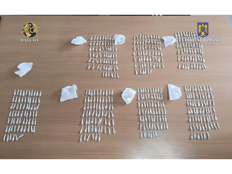 Bărbat depistat în timp ce încerca să vândă 456 de punguțe cu heroină