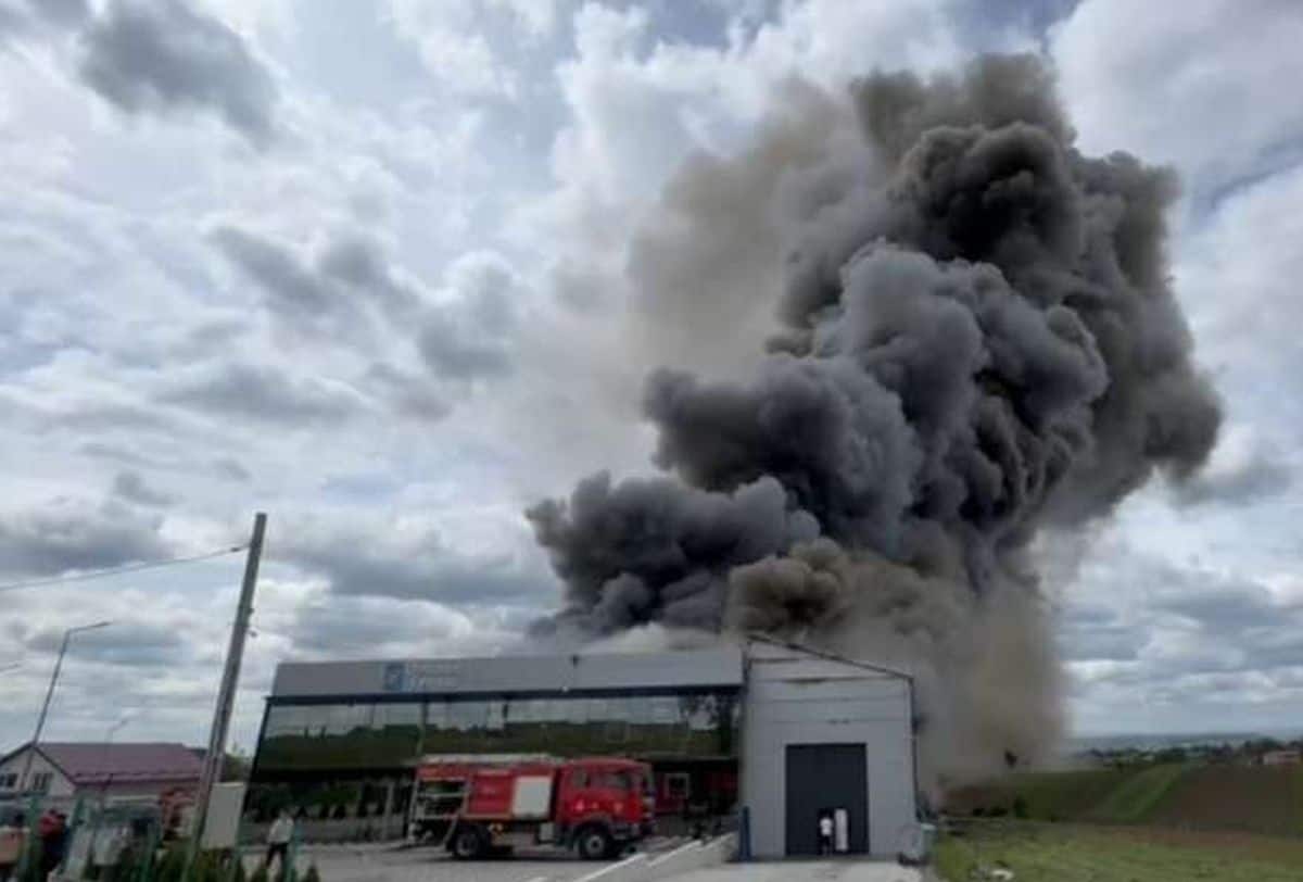 Incendiu puternic, cu degajări mari de fum, la o fabrică de tâmplărie PVC din Suceava. A fost emis mesaj Ro-Alert