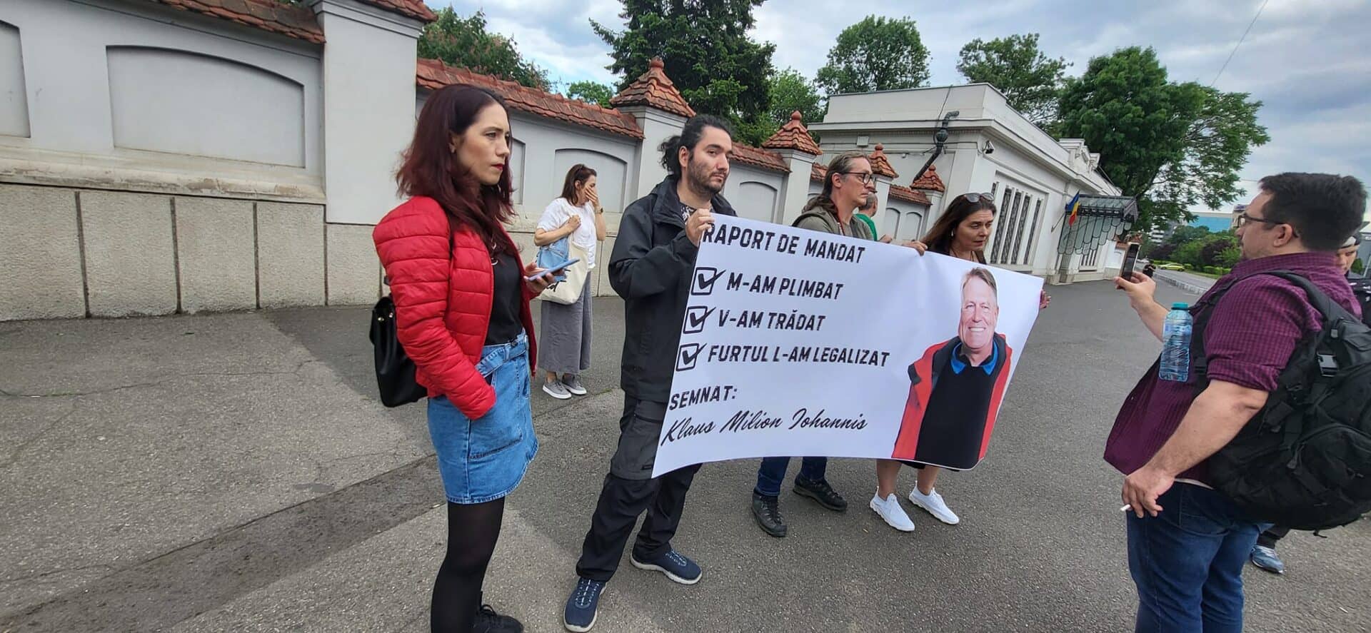 Protest la Cotroceni, după ce Iohannis a dat liber la furat 1 milion de euro