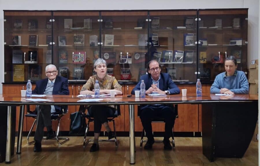 România nu mai poate reabilita criminali de război. De la stânga, Leonard Zaicescu, Georgiana Iorgulescu (CRJ), Alexandru Florian, directorul Institutului Elie Wiesel, și Cezara David (CRJ)