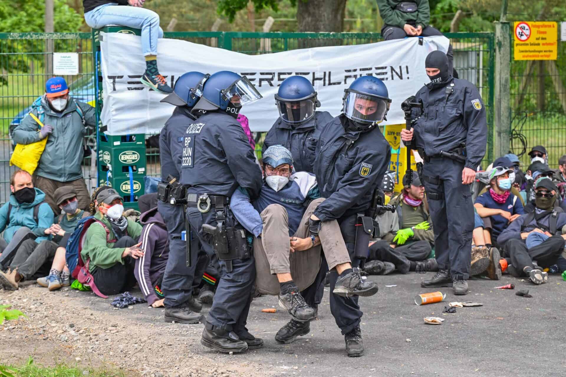 Protest la Tesla Germania. Poliția elimină un blocaj al activiștilor pe drumul de acces la aerodromul Neuhardenberg. Vehiculele Tesla produse la uzina din Gruenheide sunt depozitate temporar pe terenul aerodromului. Foto dpa