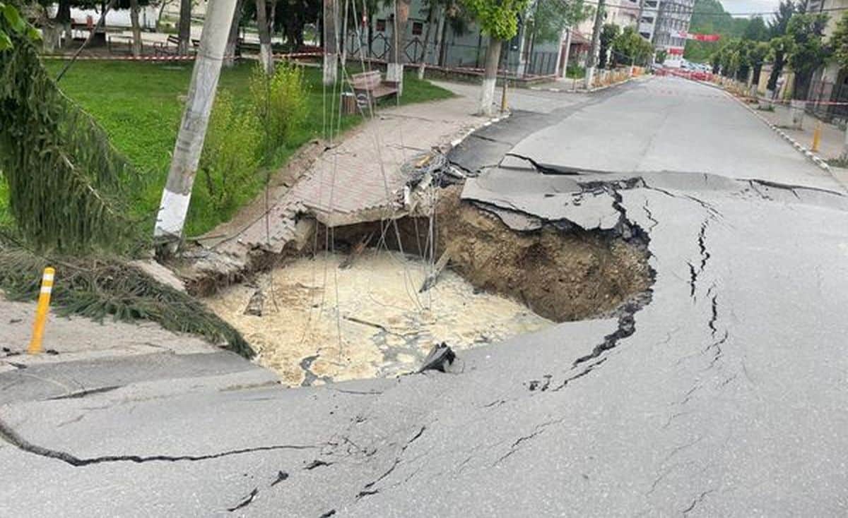 Strada surpată din Slănic. Operaţiunile de umplere a craterului au fost finalizate | VIDEO