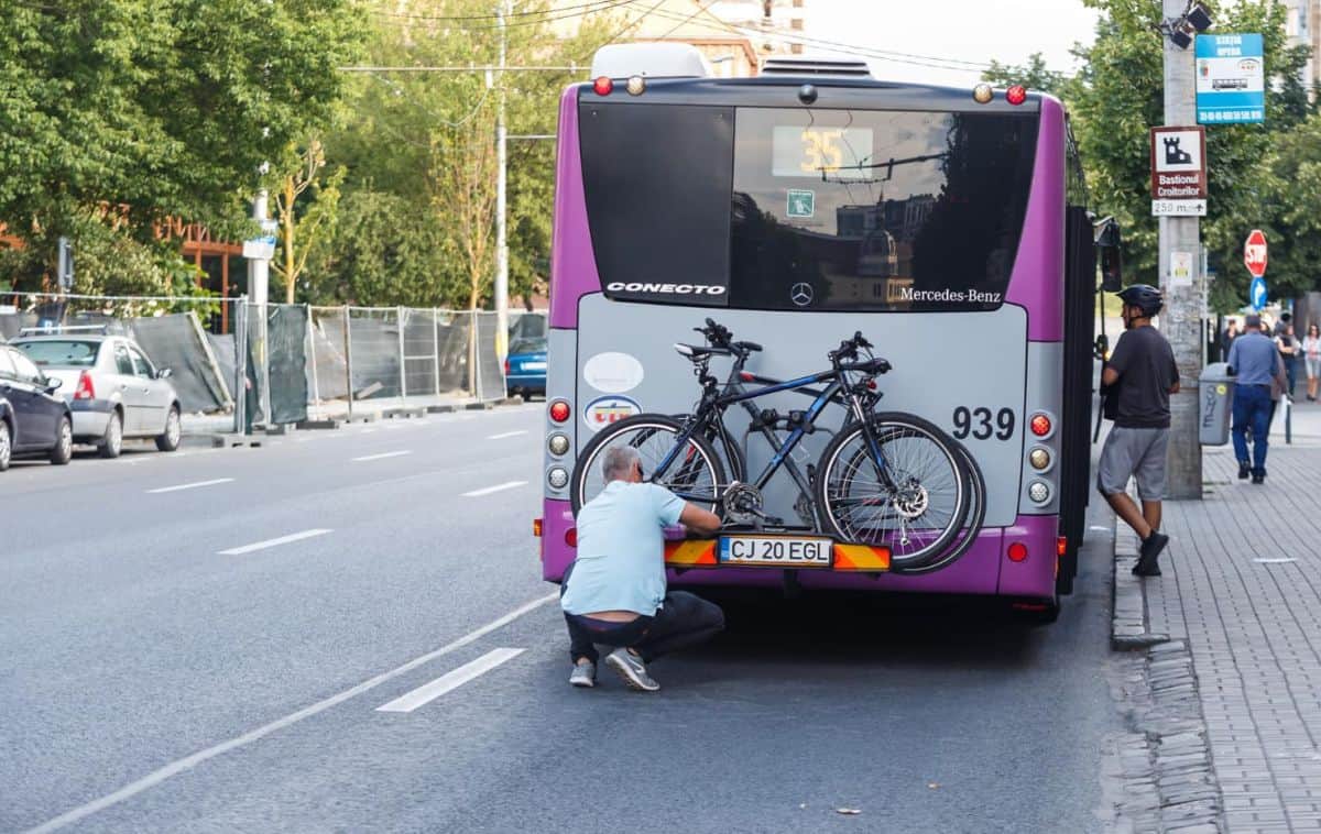 Autobuzele din Cluj-Napoca, dotate cu suporți pentru biciclete