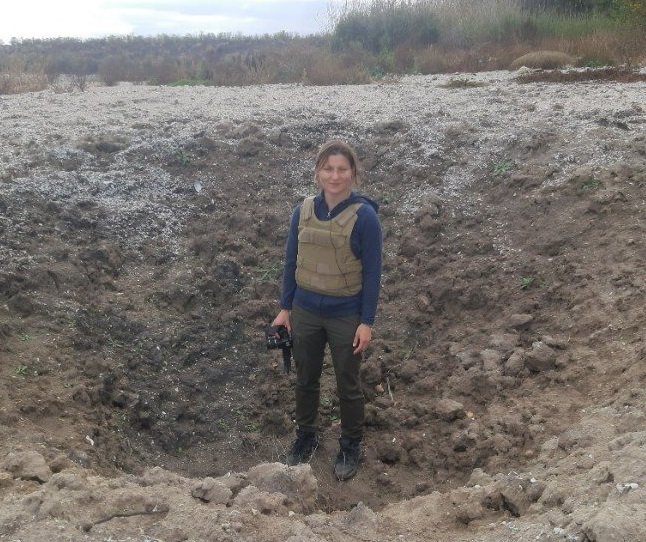 Ekaterina Polyanskaya înregistrează cratere într-o zonă de conservare a naturii. Fotografie de MBO „Ecologie-Drept-Om”