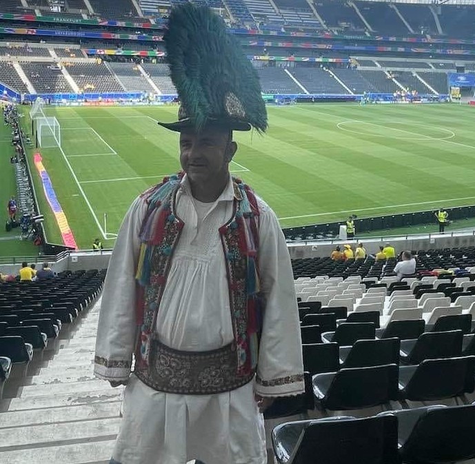 Un bistrițean a făcut senzație pe stadionul de la Frankfurt, unde s-a jucat meciul România-Slovacia.