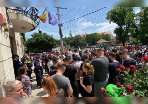 Un primar ar fi pierdut alegerile, dar amână afișarea rezultatelor. Oamenii protestează în fața Primăriei Săcueni din județul Bihor.