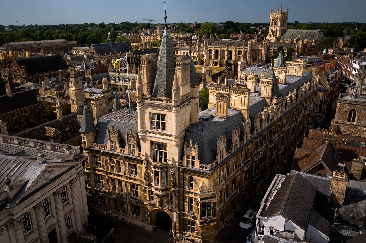 Orchestra Colegiului Eton, turneu în 3 orașe din România: București, Brașov și Sibiu. O instituție de prestigiu, cu o bogată istorie, Colegiul Eton din Marea Britanie este cunoscut drept școala la care învață prinții și bogații Europei.