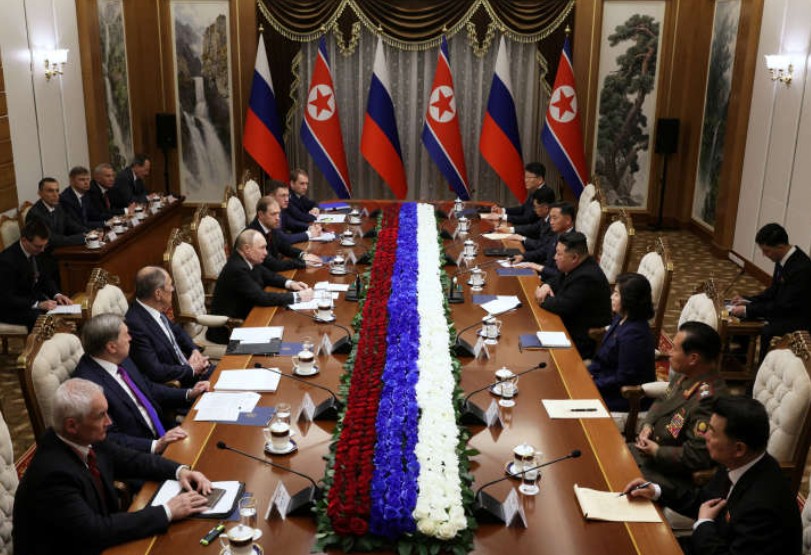 Summitul bilateral de la Phenian. Vladimir Putin și Kim Jong Un au început discuțiile. Președintele rus a fost primit cu mult fast în capitala Coreei de Nord, fiind prima sa vizită după 24 de ani.