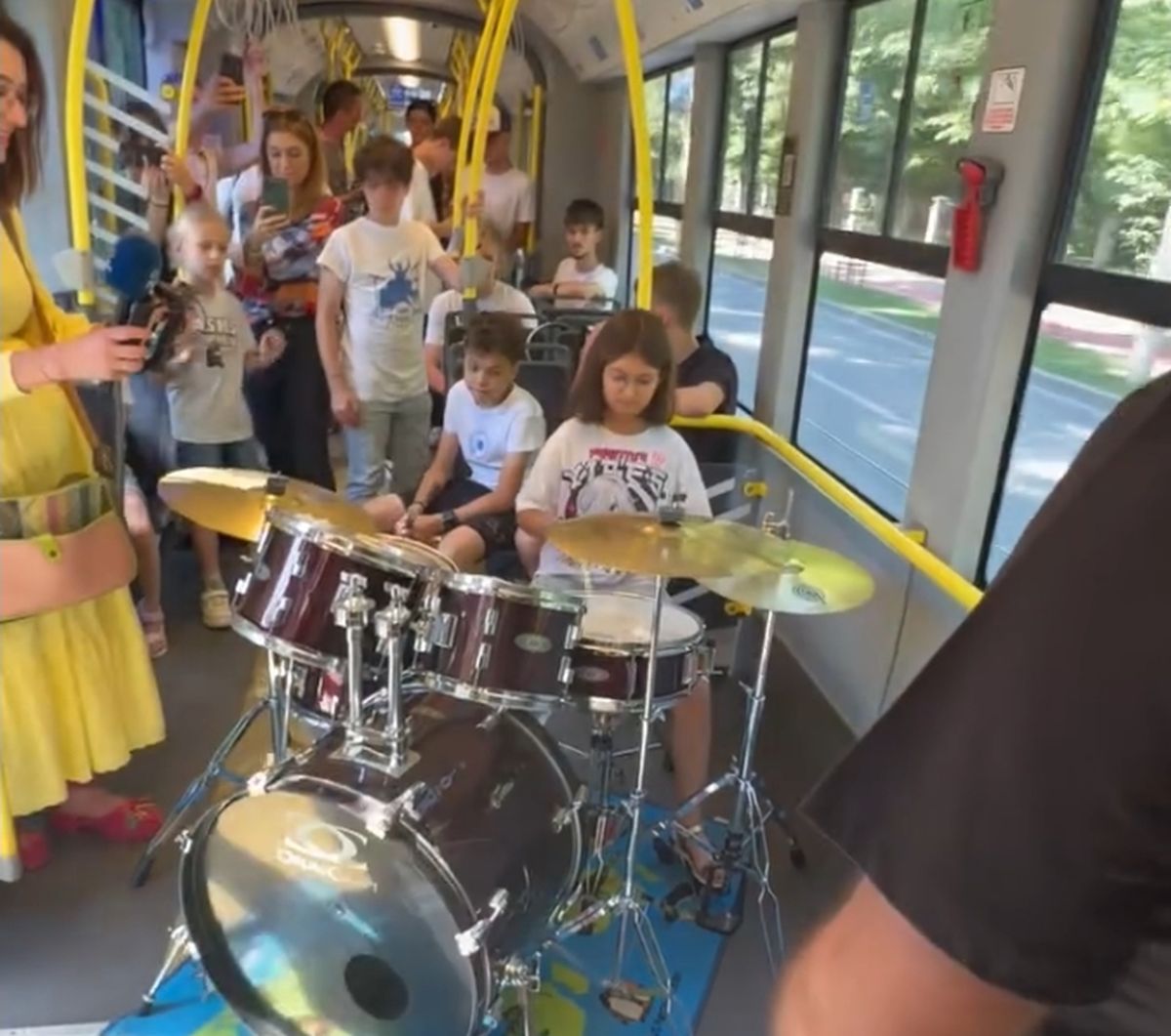 “Toboşariada” în tramvai. Spectacol inedit oferit de elevii unei școli de muzică din Iași | VIDEO