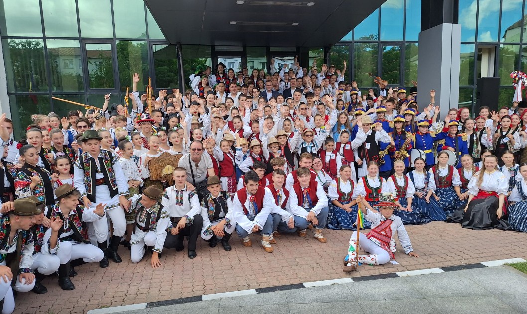 A început Festivalul „Căluşul Românesc”, ediția cu numărul 24. Peste 2.000 de copii şi tineri din judeţul Olt şi din toată ţara sunt prezenţi, în acest sfârşit de săptămână în Slatina.