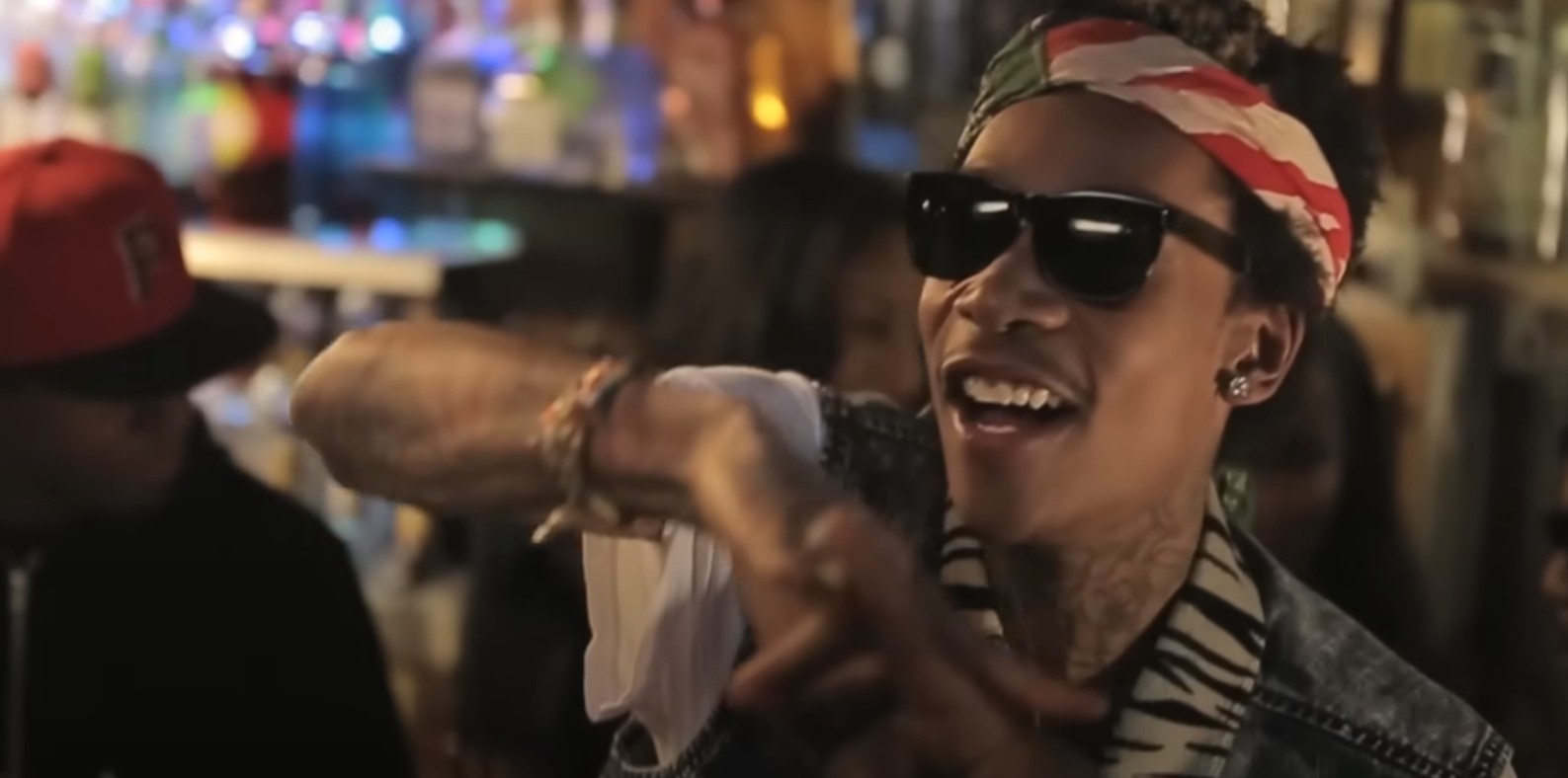 Wiz Khalifa își cere scuze pentru incidentul de la Constinești, provocat sâmbătă seara în cadrul Festivalului „Beach, Please!” și promite să revină curând în România.