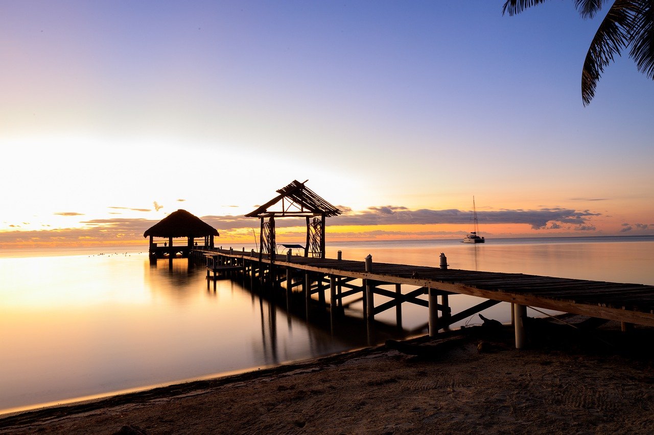 Belize, bijuteria verde a Caraibelor, este o țară situată în America Centrală, mărginită de Marea Caraibelor, un loc de o frumusețe rară.