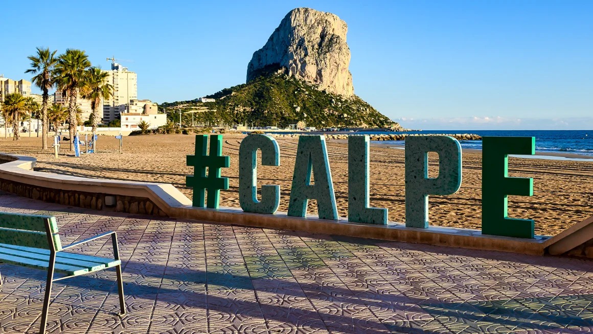 Autoritățile din orașul spaniol Calpe le reamintesc turiștilor ce amendă riscă dacă ocupă plajele dimineața devreme