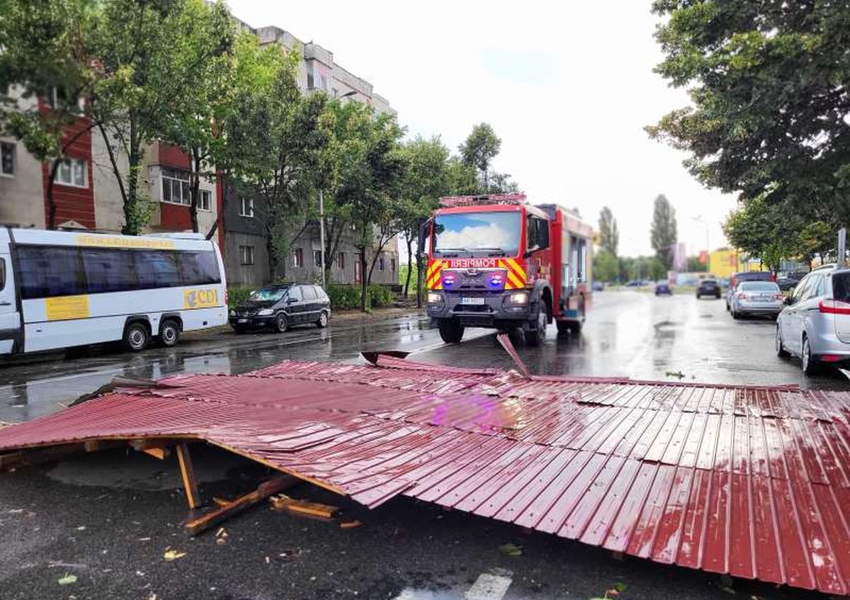 Furtună în Giurgiu. Acoperişuri luate de vânt, maşini avariate şi copaci căzuţi | FOTO