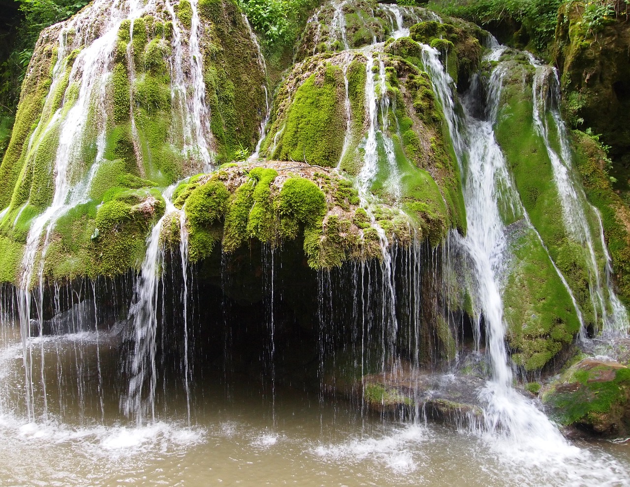 Munții Banatului, un nou pol al turismului românesc. Cascada Bigăr, Clisura Dunării, Porțile de Fier și Semenic – Cheile Carașului se transformă în puncte turistice tot mai populare.