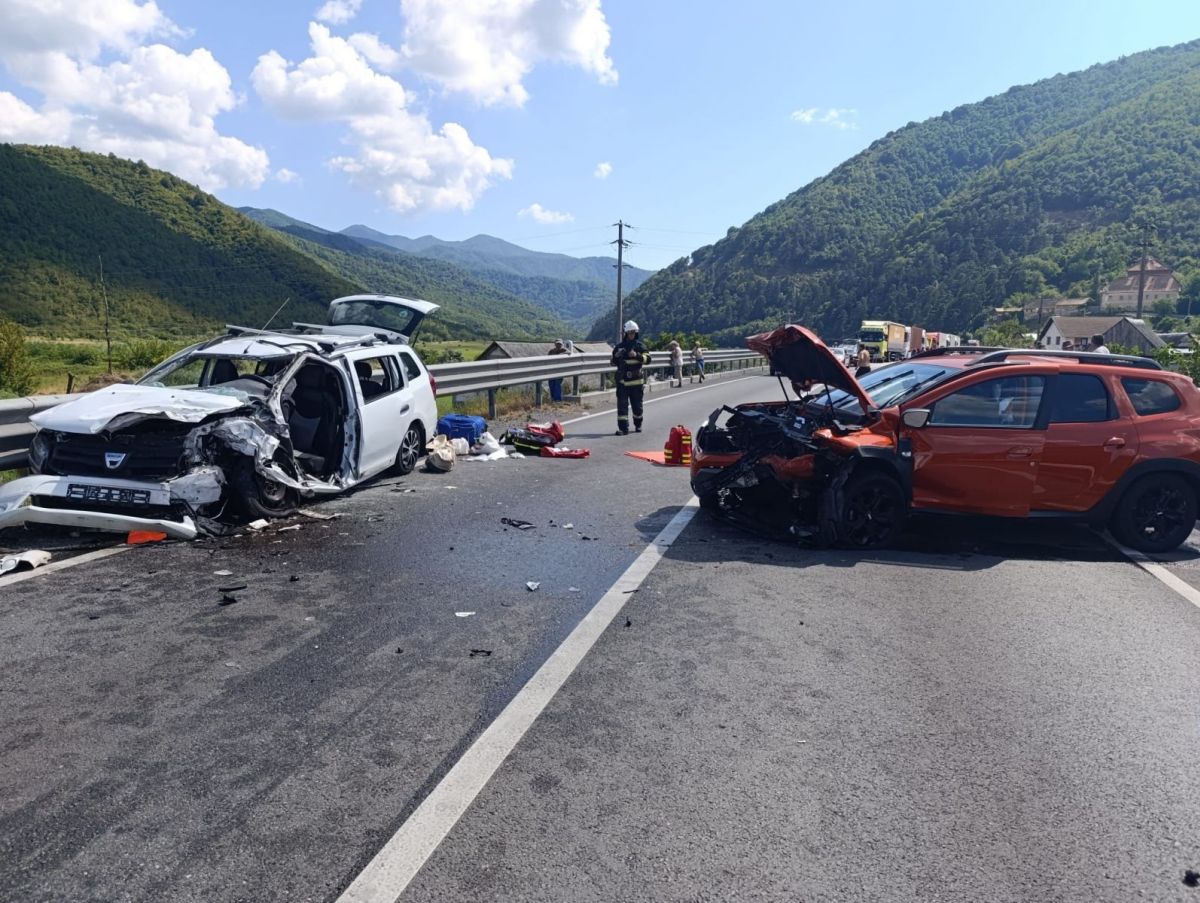 Accident grav în județul Sibiu. 17 persoane implicate într-un accident rutier cu mai multe maşini pe A1