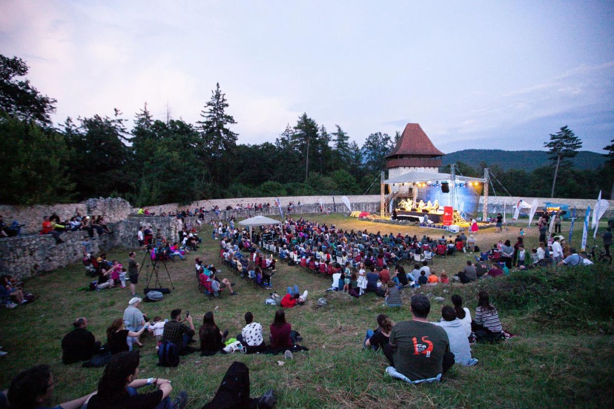 Festivalul de Film şi Istorii Râşnov. Istoricul Thierry Wolton şi scriitoarea Ana Blandiana, printre invitaţii speciali ai ediției din acest an