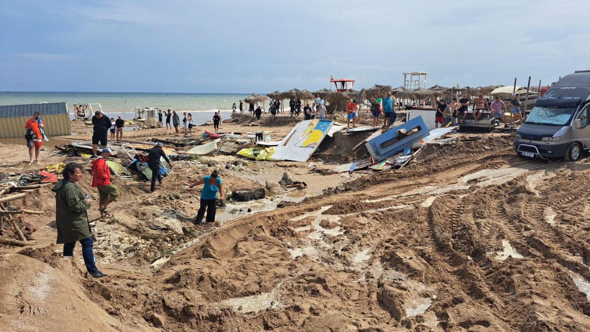 Furtunile de pe litoral. 61 de persoane salvate de pompieri din calea apelor în ultimele 24 de ore