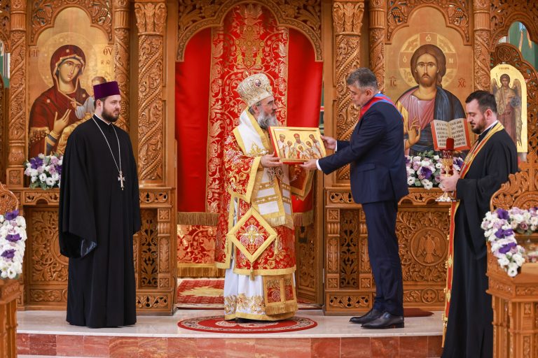 Marcel Ciolacu și liderii PSD din Buzău au fost decorați cu ordine religioase de către Arhiepiscopul Ciprian.