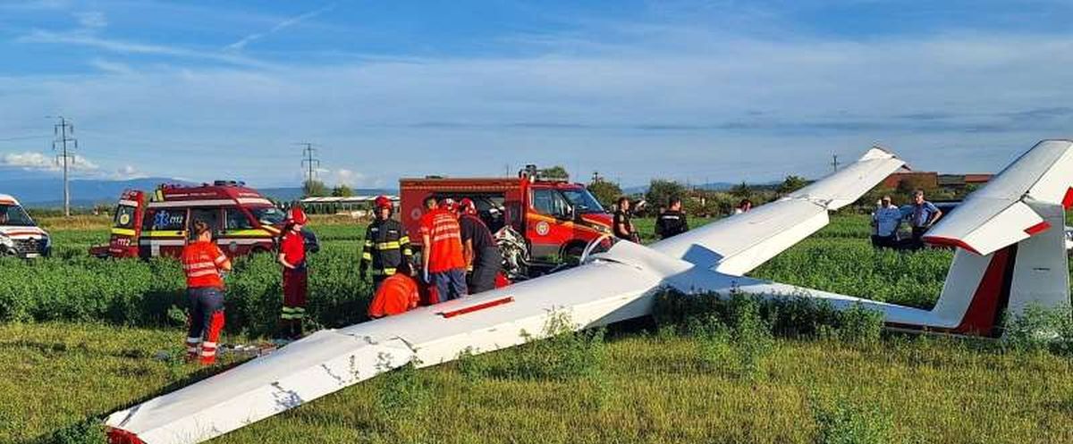 Un planor a aterizat forţat în apropierea Gării Deva. Pilotul, transportat la spital