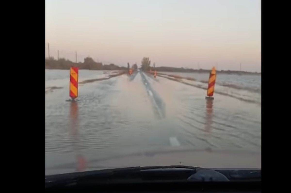 Traficul rutier, reluat pe DN25 în județul Galați. Șoferii sunt sfătuiți să circule prudent. Există risc de acvaplanare | VIDEO