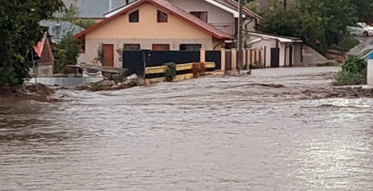 Inundații în Galați. Două baraje piscicole au cedat din cauza ploilor abundente | Viața Liberă