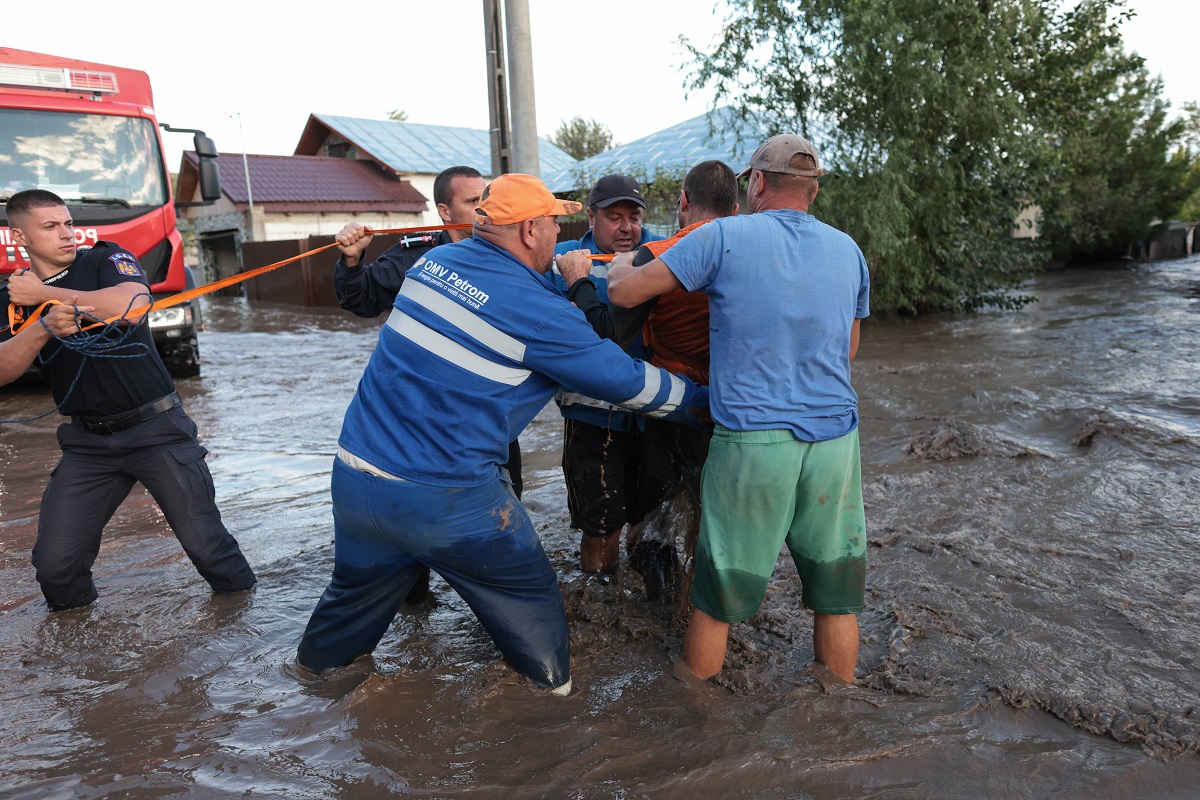 Peste 15.000 persoane și 28 localităţi din 7 judeţe, afectate de inundații în ultimele 24 de ore