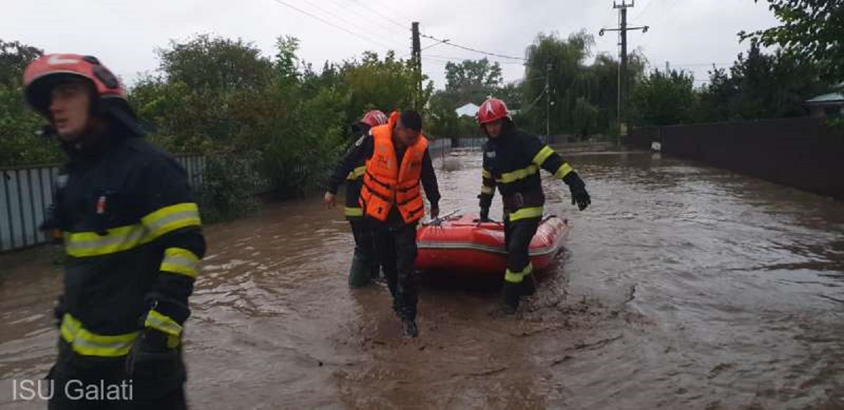 VIDEO | Inundații în Galaţi: Sute de persoane evacuate, locuinţe inundate şi drumuri blocate din cauza viiturilor